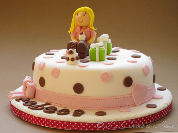 pastel de niña sabor coco decorado de bon bon  400