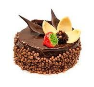pastel sabor chocolate  adornado con  cerial fresa  80