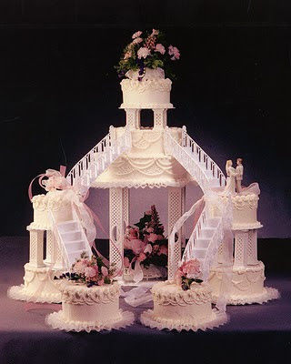 pastel monumental palacio sabor fresa con relleno de moca  adornado con flores naturales todo incluido 5000