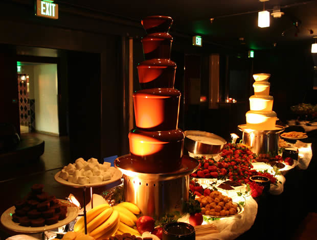 fuente de chocolate y coco acompañado de fresas, bombones , cupcakes y frutas 3500