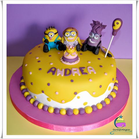 pastel para niña decorado de minion  y perlas de dulse sabor vainilla con relleno de mermelada 599