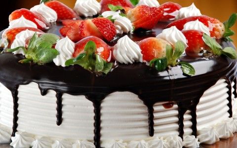 pastel sabor vainilla adornado con fresas y chocolate           
  120